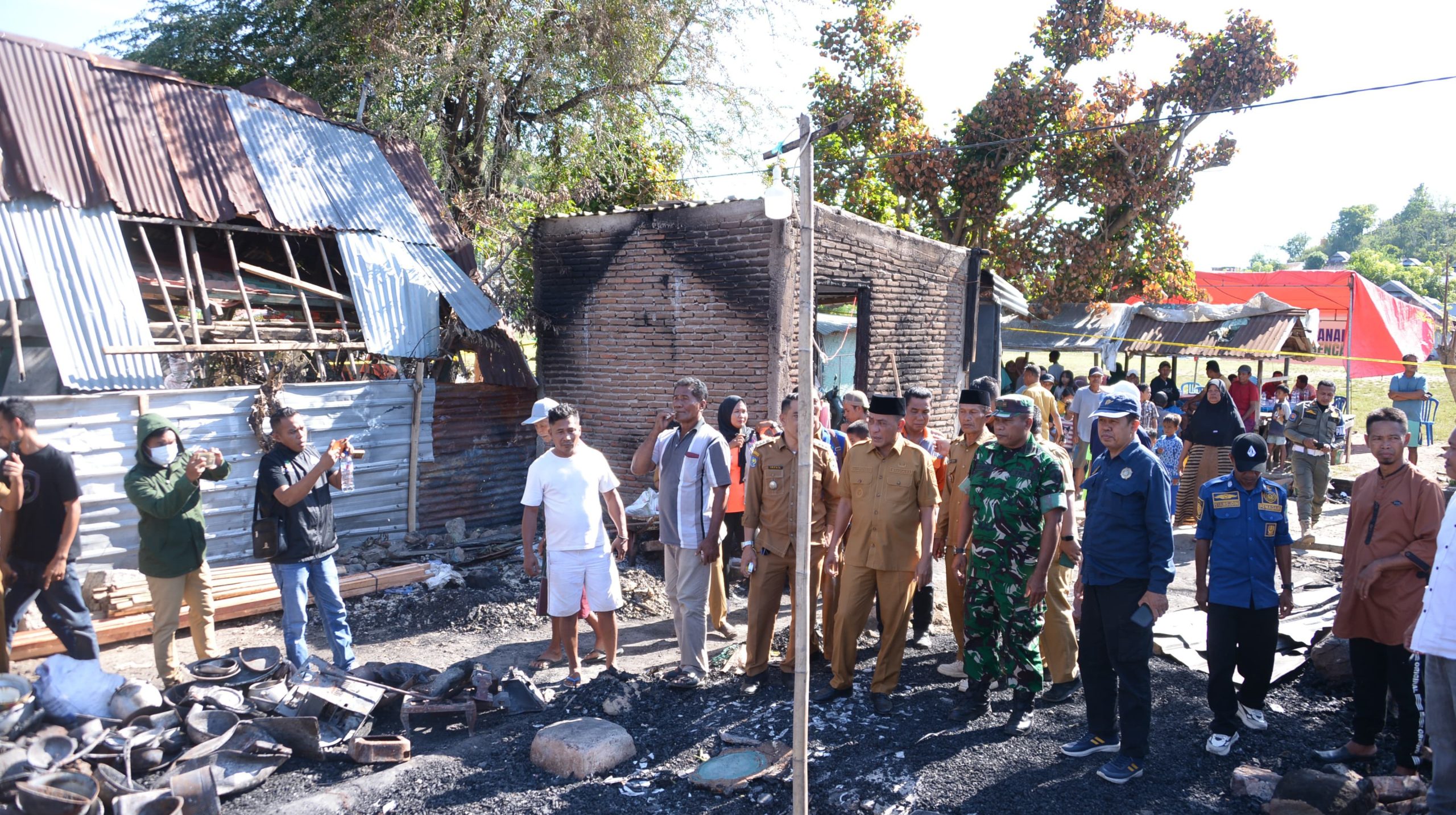Bupati Bima Berikan Santunan Bagi Para Korban Kebakaran di Samili-Woha Bupati Bima Berikan Santunan Bagi Para Korban Kebakaran di Samili-Woha
