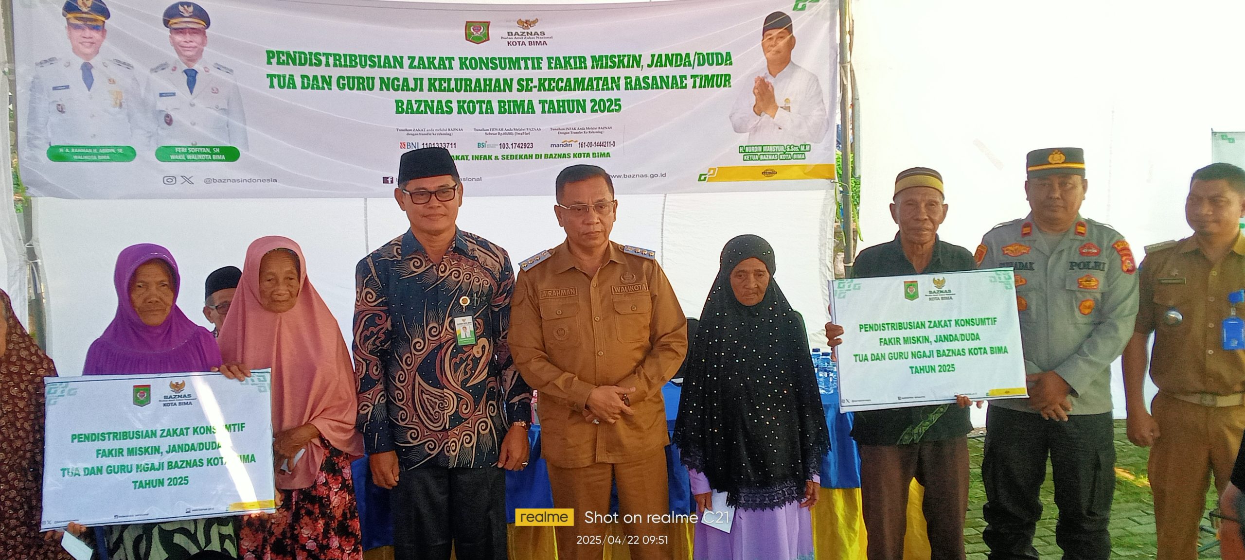 H. Man Hadiri Pendistribusian Zakat Konsumtif Bagi 320 Warga RasanaE Timur H. Man Hadiri Pendistribusian Zakat Konsumtif Bagi 320 Warga RasanaE Timur